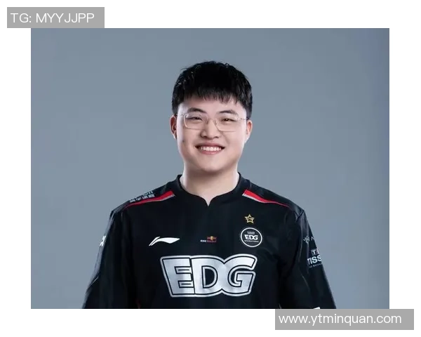 Uzi挑战足球场展现运动天赋与电竞精神的完美结合