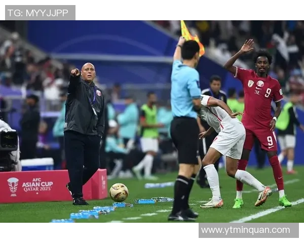 足球主裁旗的意义与作用解析以及对比赛公正性的影响探讨 足球主裁旗的意义与作用解析以及对比赛公正性的影响探讨